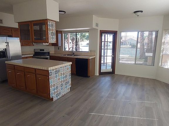 5th image of 11009 W Poinsettia Dr