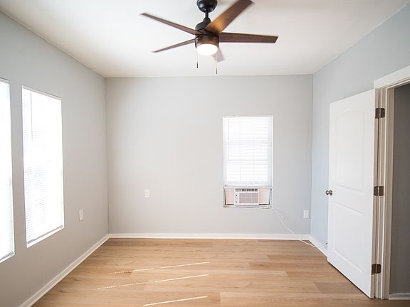 5th image of 1415 W Travis St