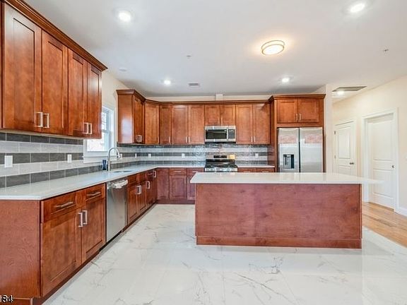 5th image of 14 Cottage Pl Floor 1