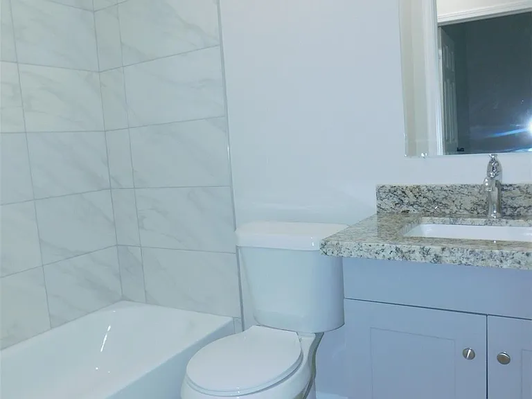 904 W Sealy St #A — Photo 12