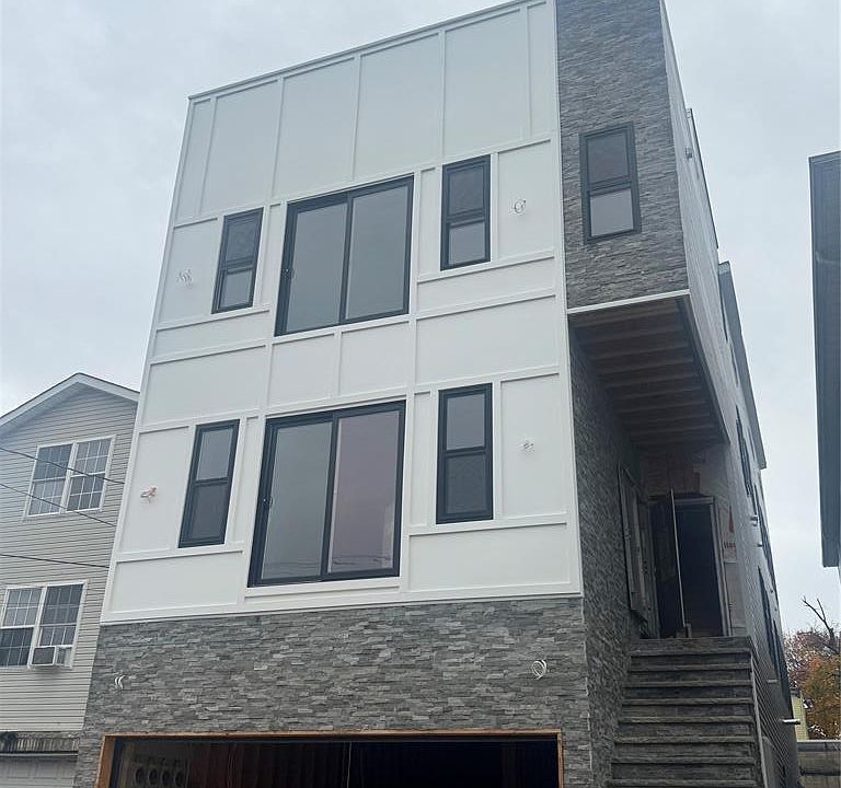 1st image of 414 S 10th St