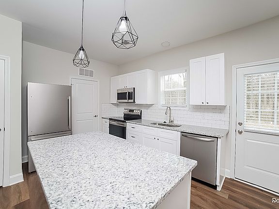 4th image of 2048 Claxton Dr