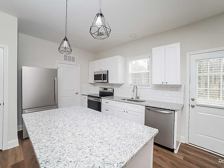 2048 Claxton Dr — Photo 4