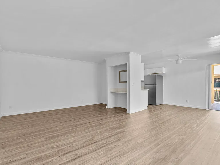 Encino Park West Apartments — Photo 25