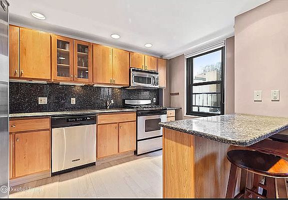 3rd image of 220 E 57th St APT 21B