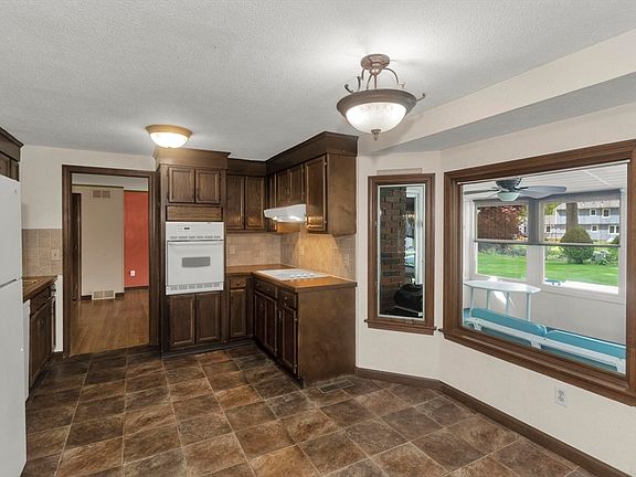 4th image of 46 Woodcliff Dr