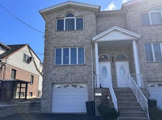 452 6th St #A, Palisades Park, NJ 07650