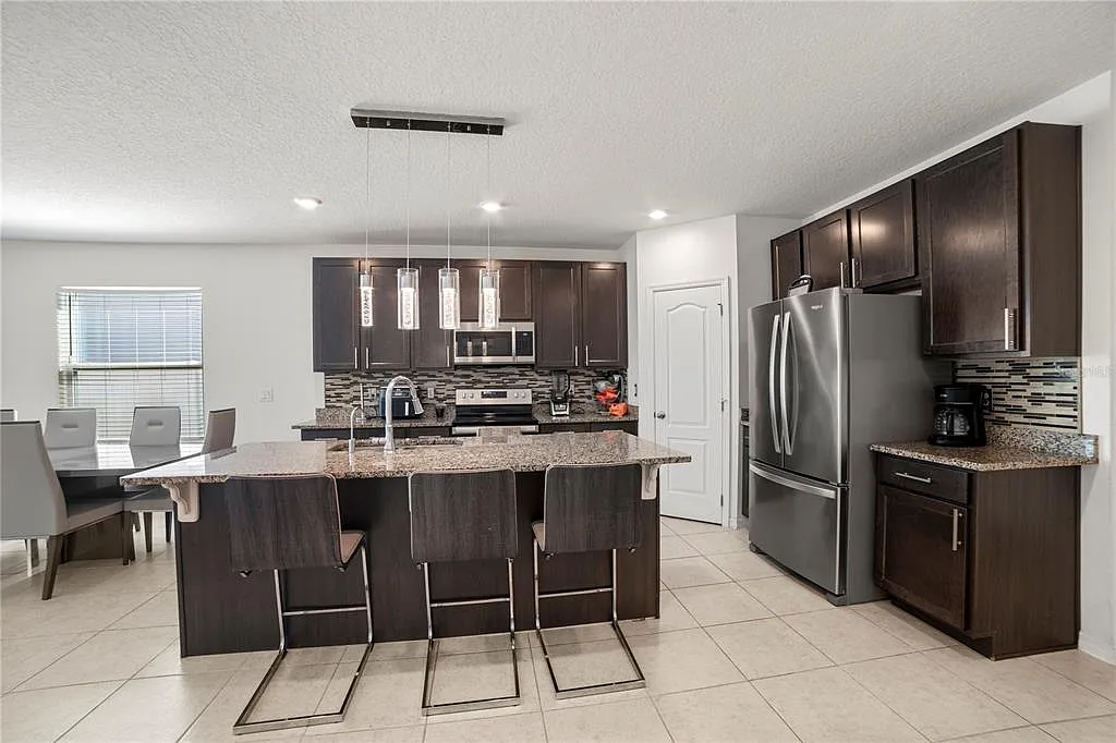 4 bed, 2.0 bath, 1554 sqft, $2,400 — Photo 4