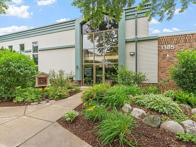 Como Park Apartments — Photo 9