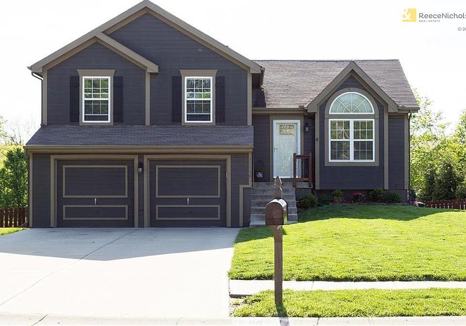 Great front elevation on quiet cul de sac.