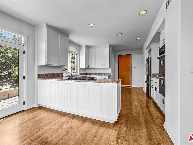 6852 Woody Trl — Photo 10