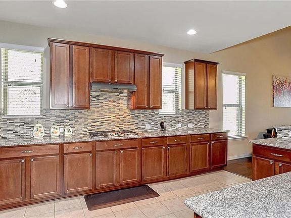 5th image of 1308 Poplar Dr