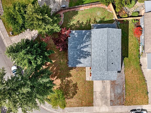 4th image of 700 Kelsey Lane E