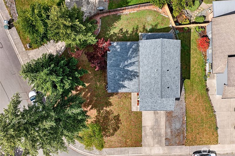 4th image of 700 Kelsey Lane E