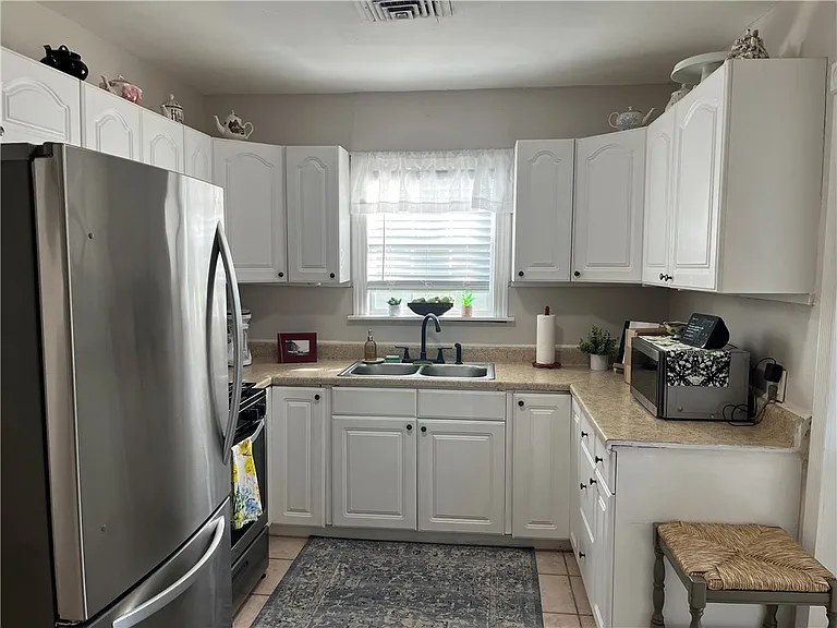440 Naples St — Photo 4
