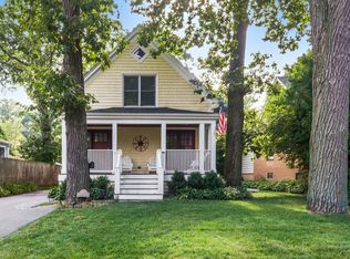 1297 Edgewood Rd, Lake Forest, IL 60045