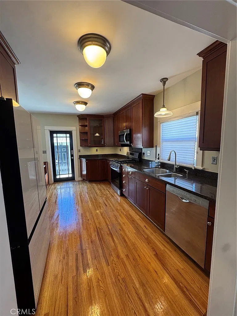 2 bed, 1008 sqft, $4,600 — Photo 4