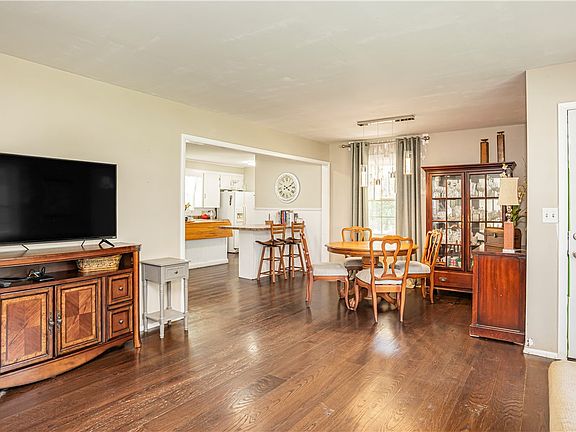 4th image of 905 Sunset Ln