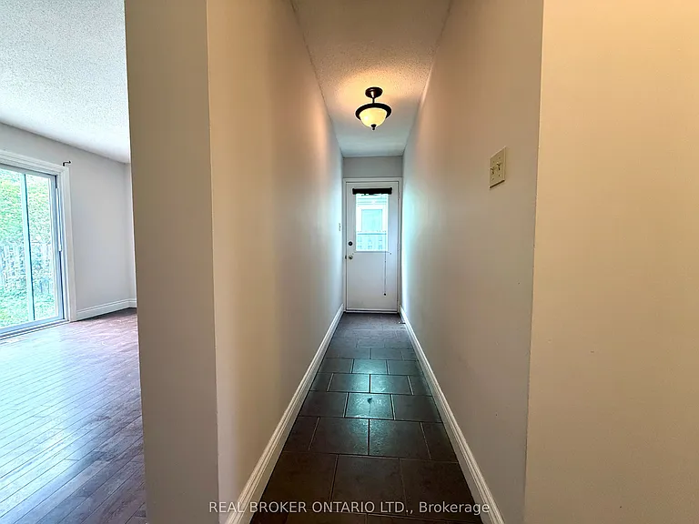 93 Melanie Cres — Photo 14
