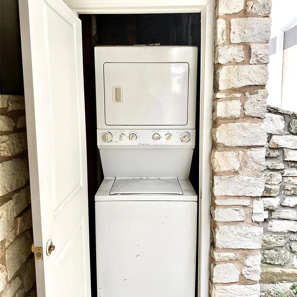 1 bed, 1.0 bath, 405 sqft, $1,000 — Photo 4