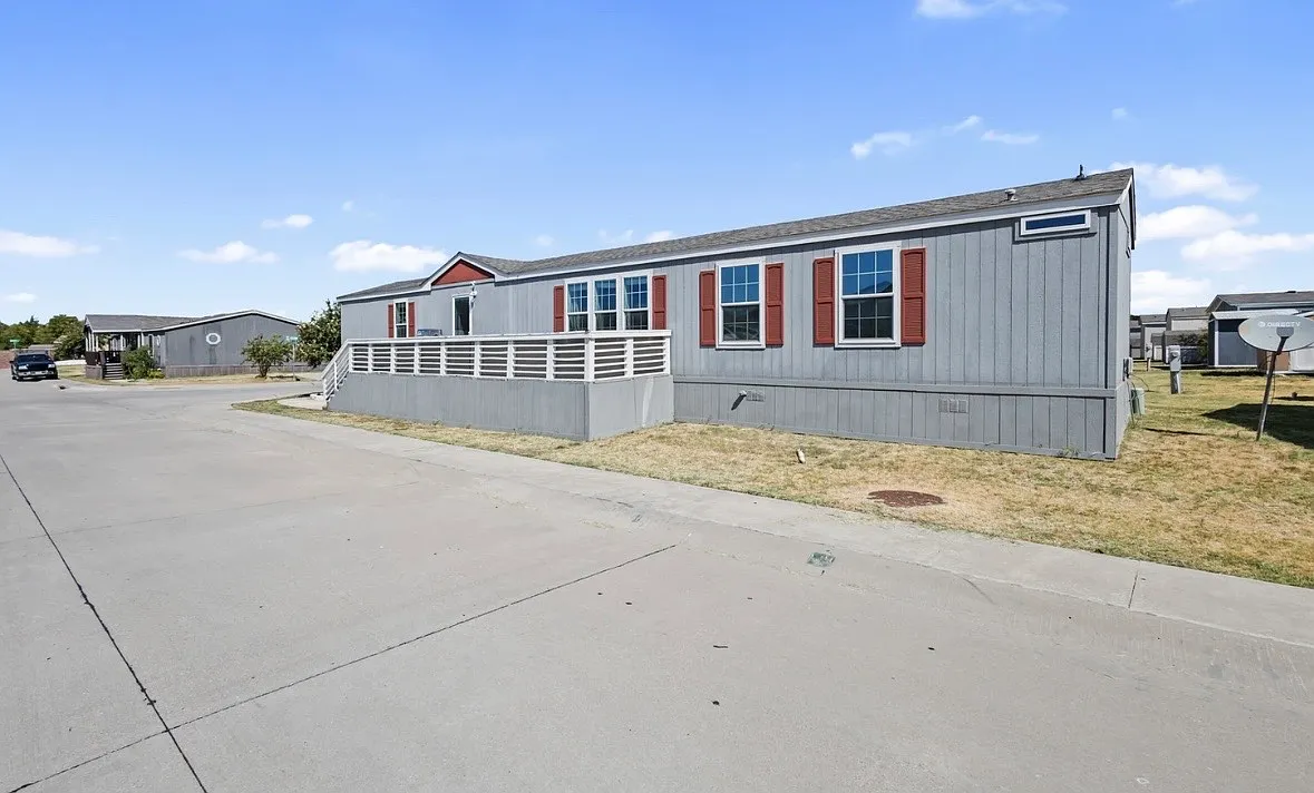 3 bed, 1216 sqft, $2,100 — Photo 1