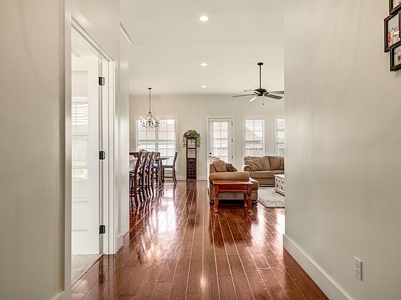 3rd image of 422 Hillbrooke Dr