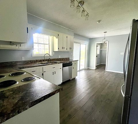 3rd image of 3914 Foxridge Dr
