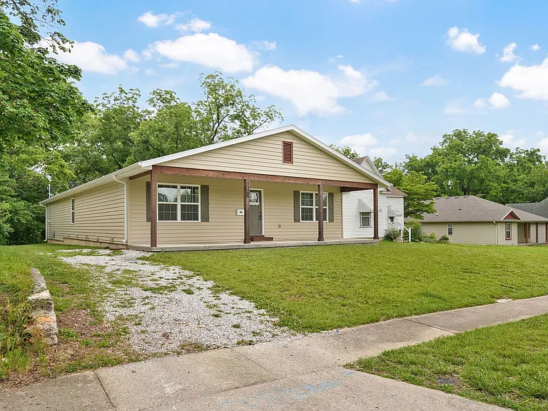 1120 N Clay Ave — Photo 2