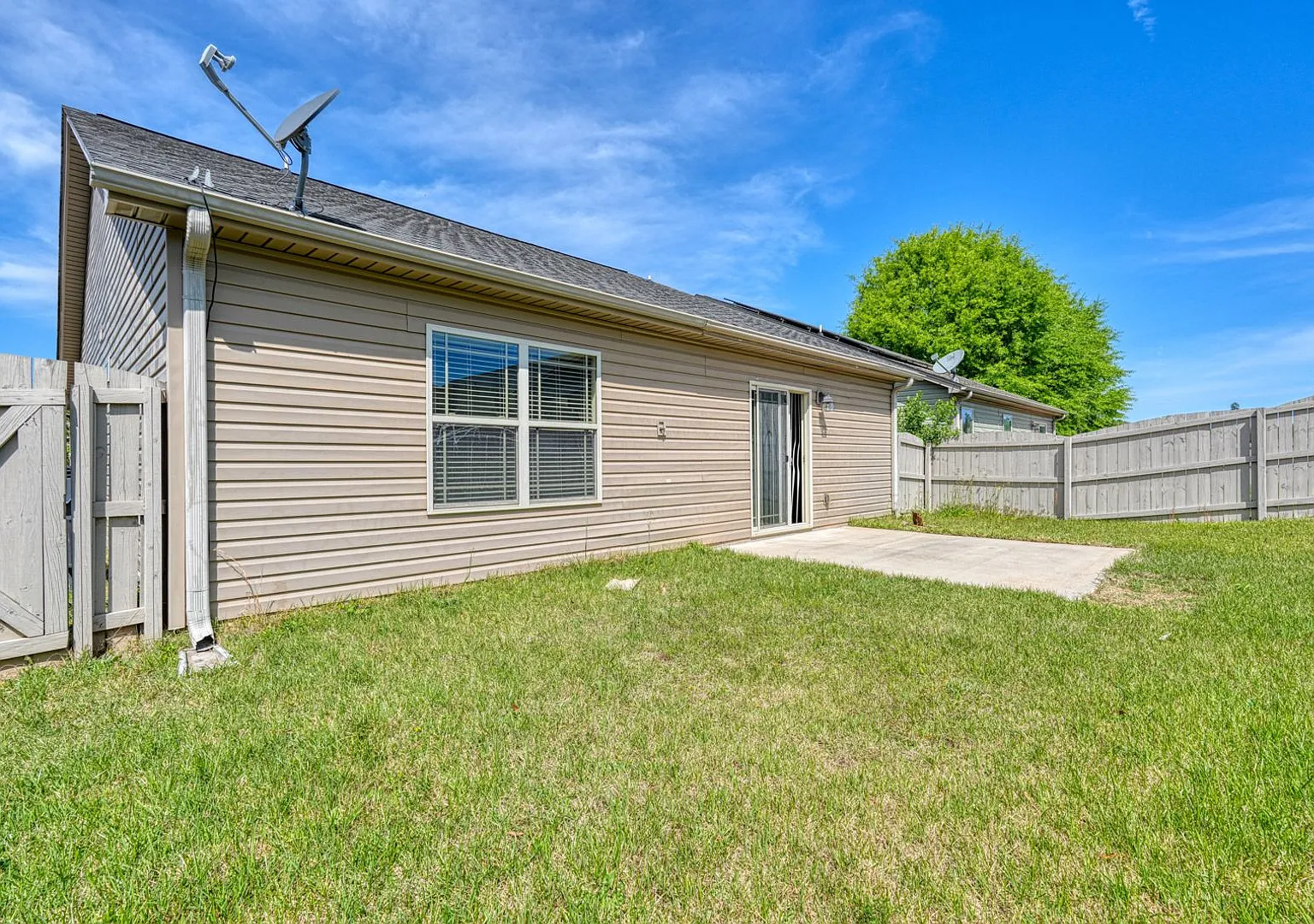 Beautiful 3BR/2BA Home with Fenced Yard & Community Pool! — Photo 2