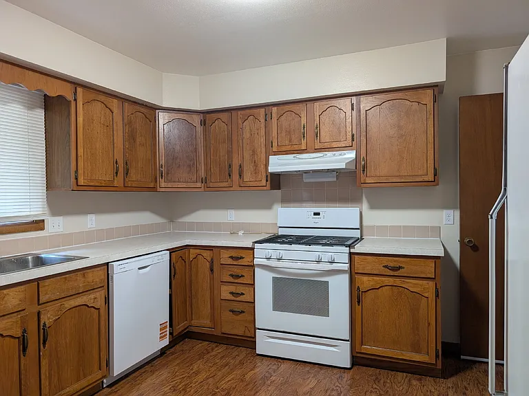 2408 S Gladys Ave — Photo 5