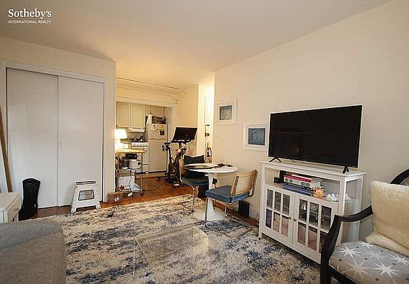 3rd image of 106 Thompson St APT 8