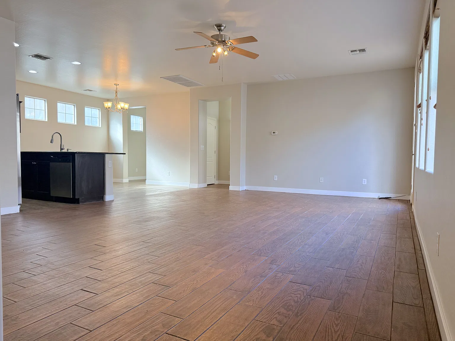 3 bed, 1717 sqft, $2,350 — Photo 2