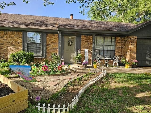 Very nice 3 bedroom, 2 bath, 1 car garage home in southwest Arlington.
