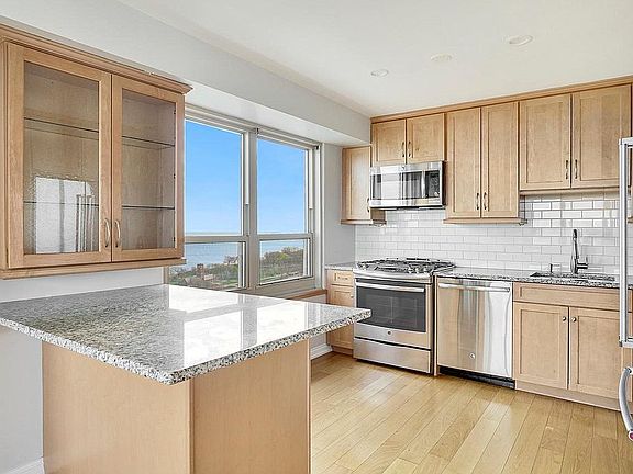 5th image of 3950 N Lakeshore Dr #2200