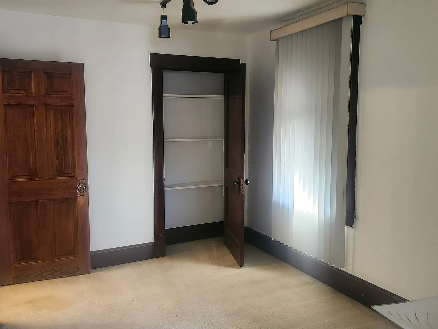 3 bed, 1.5 bath, 1200 sqft, $1,350 — Photo 1