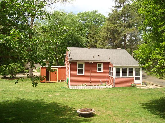 2nd image of 512 Lake Dr