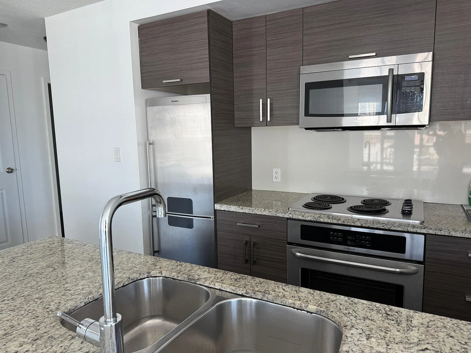 2 bed, 955 sqft, $3,600 — Photo 3