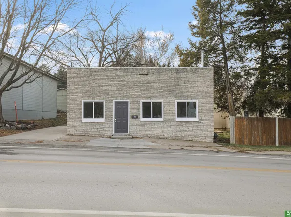4921 Q St, Omaha, NE 68117