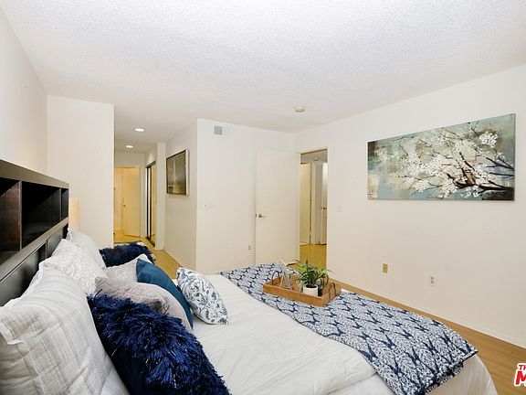 3rd image of 631 S Kenmore Ave APT 104