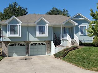 1534 NE Stonewood Dr, Lees Summit, MO 64086