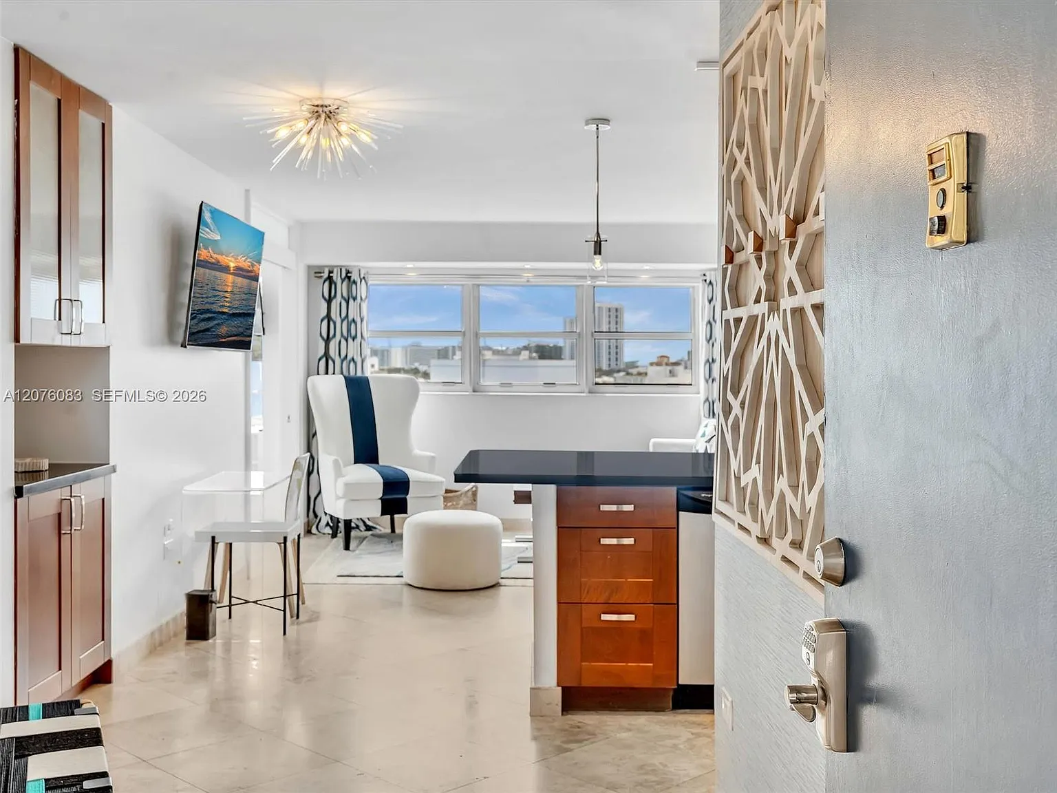 Octagon Towers I Condo — Photo 2