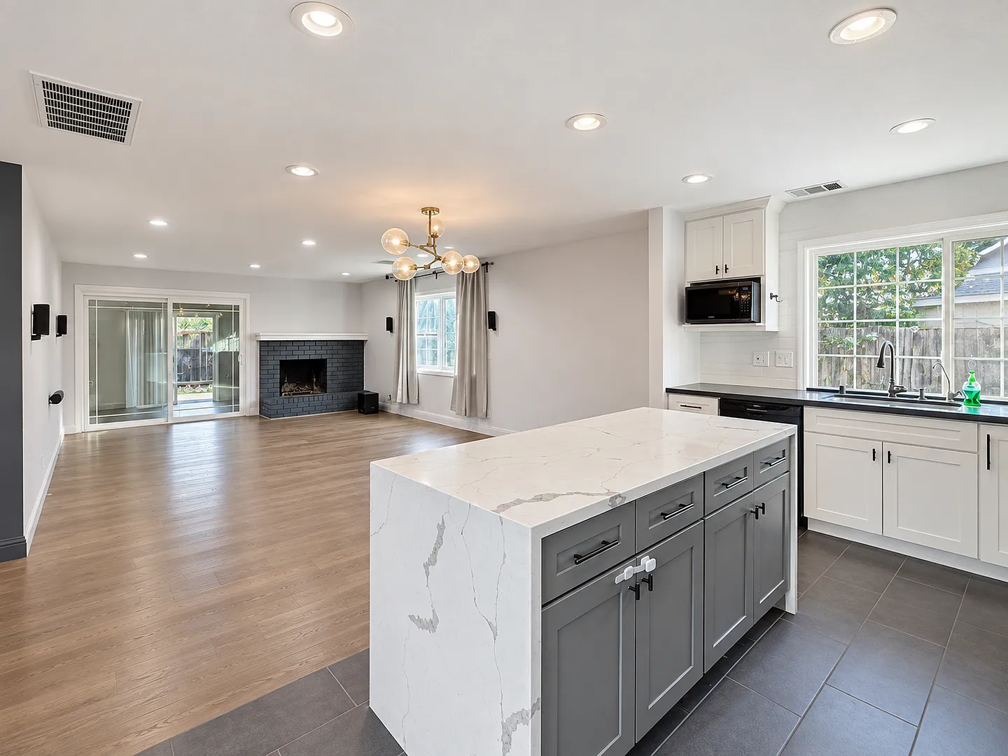 Spacious Single-Story Fremont Home in a Desirable Cul-de-Sac Location — Photo 3