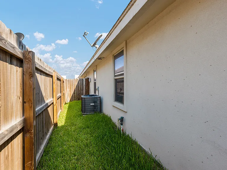 Javalina Ave — Photo 15