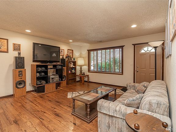 3rd image of 901 Lindberg Ln