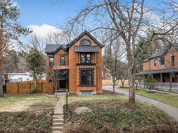 Beautifully restored Victorian in Madisonville, steps to Indian Hill & Madeira