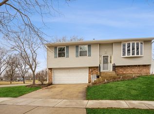 164 S Garden Ave, Roselle, IL 60172