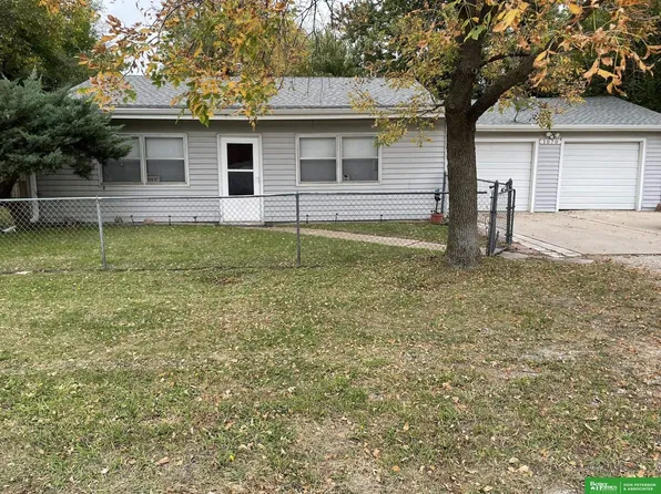 1070 E 32nd St, Fremont, NE 68025