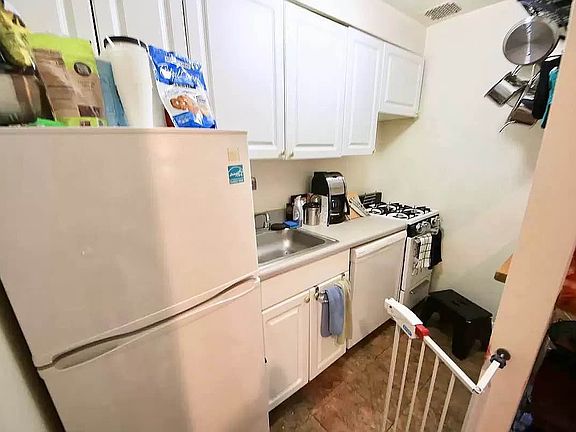 4th image of 137 W 86th St #3R