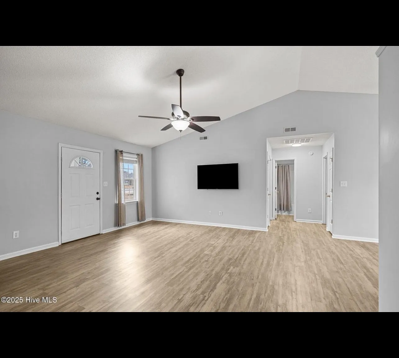 3 bed, 1450 sqft, $2,400 — Photo 2