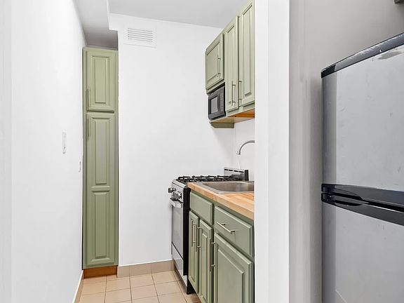 5th image of 35 E 38th St APT 8J